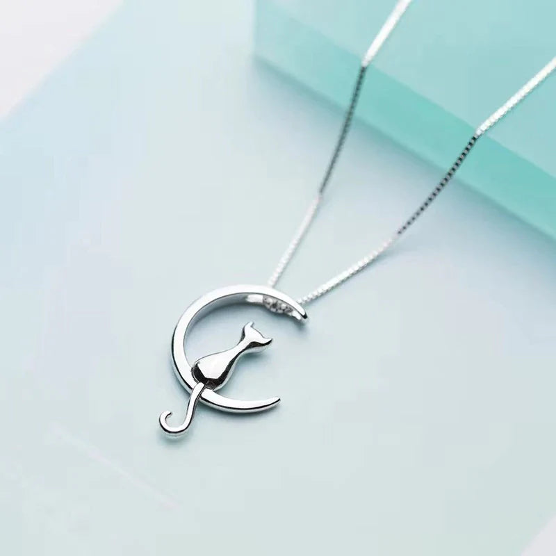 Collana ipoallergenica in acciaio inox con gattino sulla luna e placcatura in argento 925