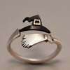 Anello con cappello da strega e scopa in acciaio ipoallergenico e smalto nero per Halloween